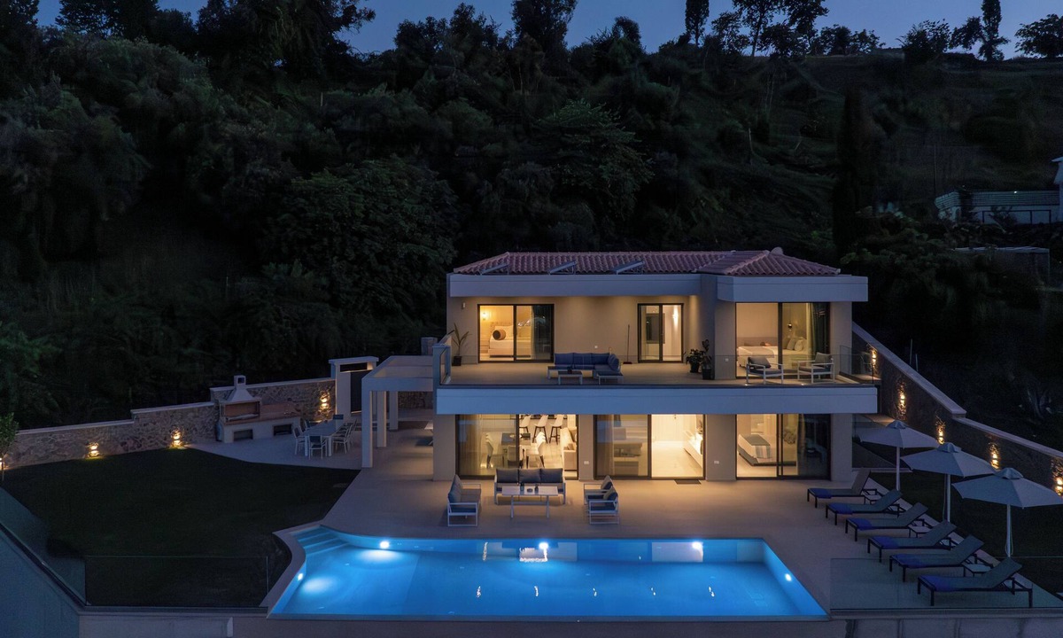 Danilia Villa | Villa Antonis