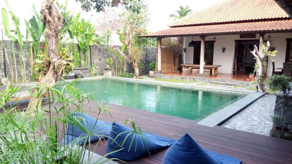 Colomadu House | Villa Aquin