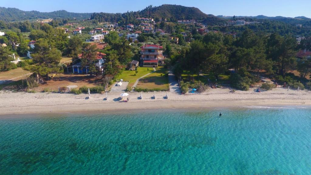 Pefkochori Villa | Villa Argo 2 - Beachfront, Big gardens, Location!