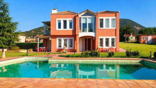 Drama Villa | Villa AVRA