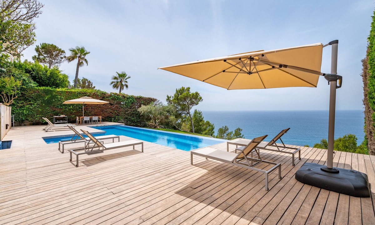 Puig de Ros Villa | Villa Beachfront - Herce Property by Priority