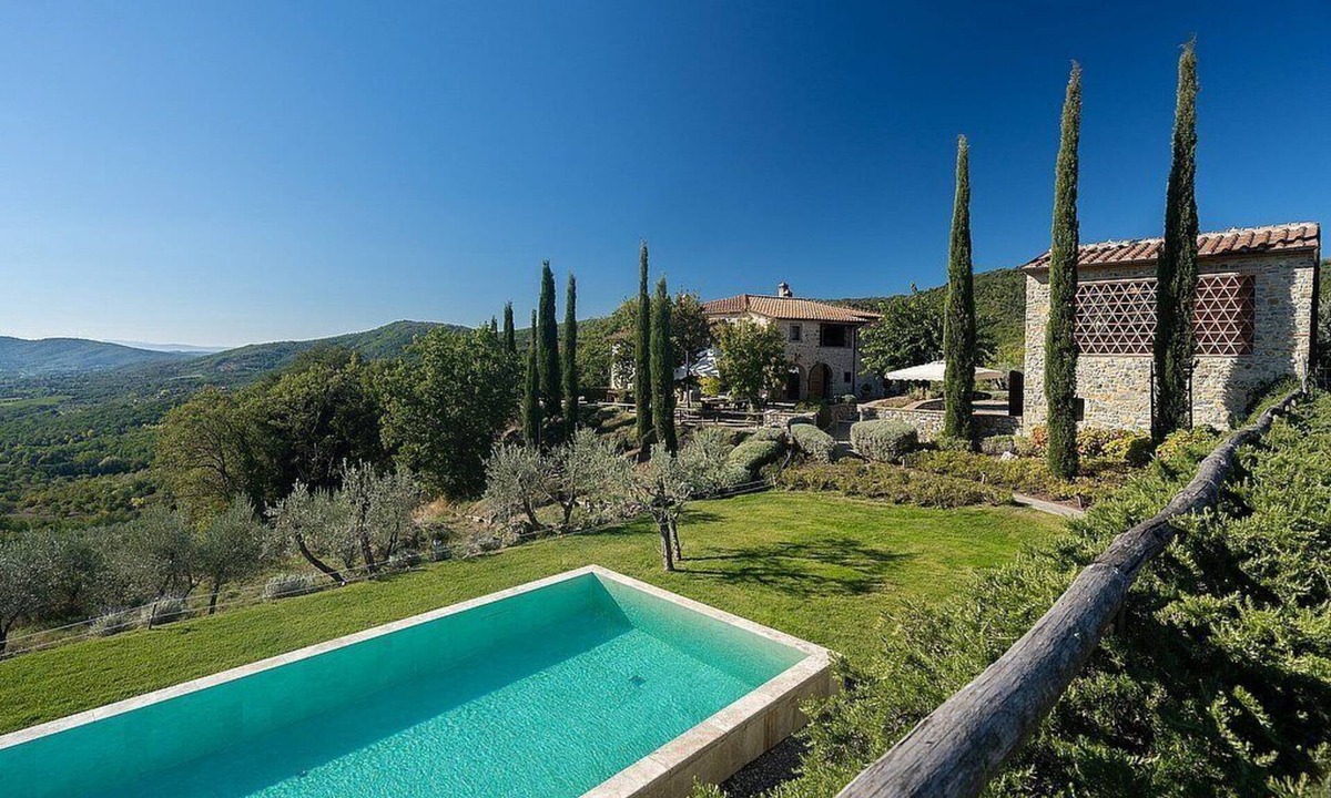 Bucine Villa | Villa Bellamia: A splendid two-story villa surrounded by the greenery, with Free WI-FI.