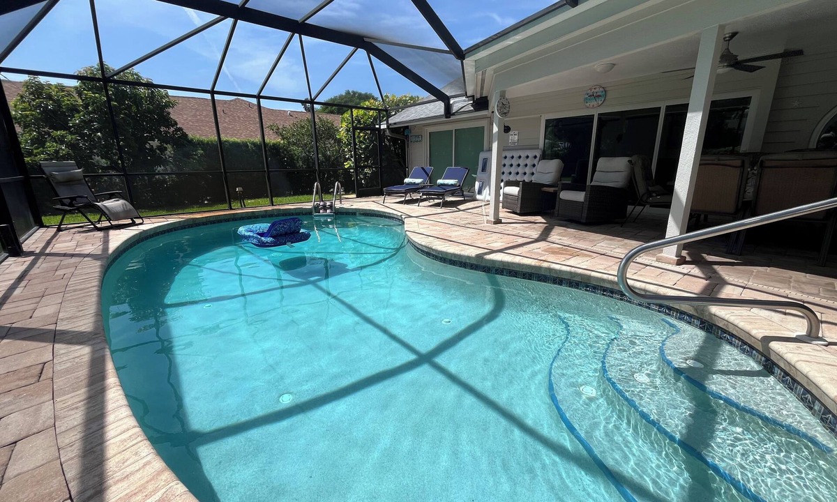 Kings Lake House | VILLA BELLY :-) heated pool. free WIFI, very private, Garage, BBQ, Kings Lake