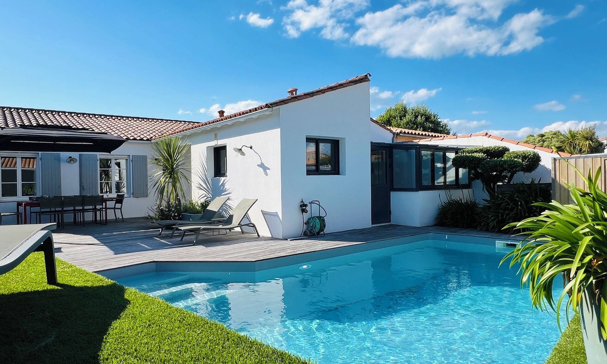 La Flotte House | Villa Belmaré, 2 bathrooms, heated swimming pool 8/4m Apr to All Saints vacations!