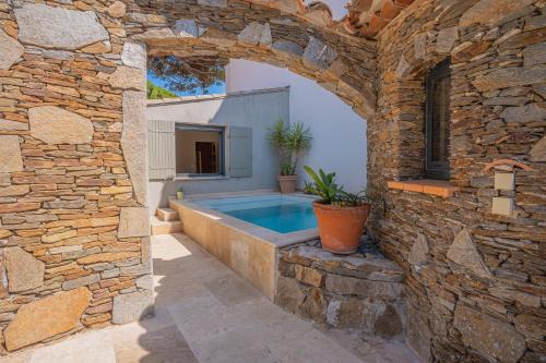 La Capte Villa | VILLA BERNADETTE - Villa climatisée pour 10 personnes avec piscine à Hyères-La Capte