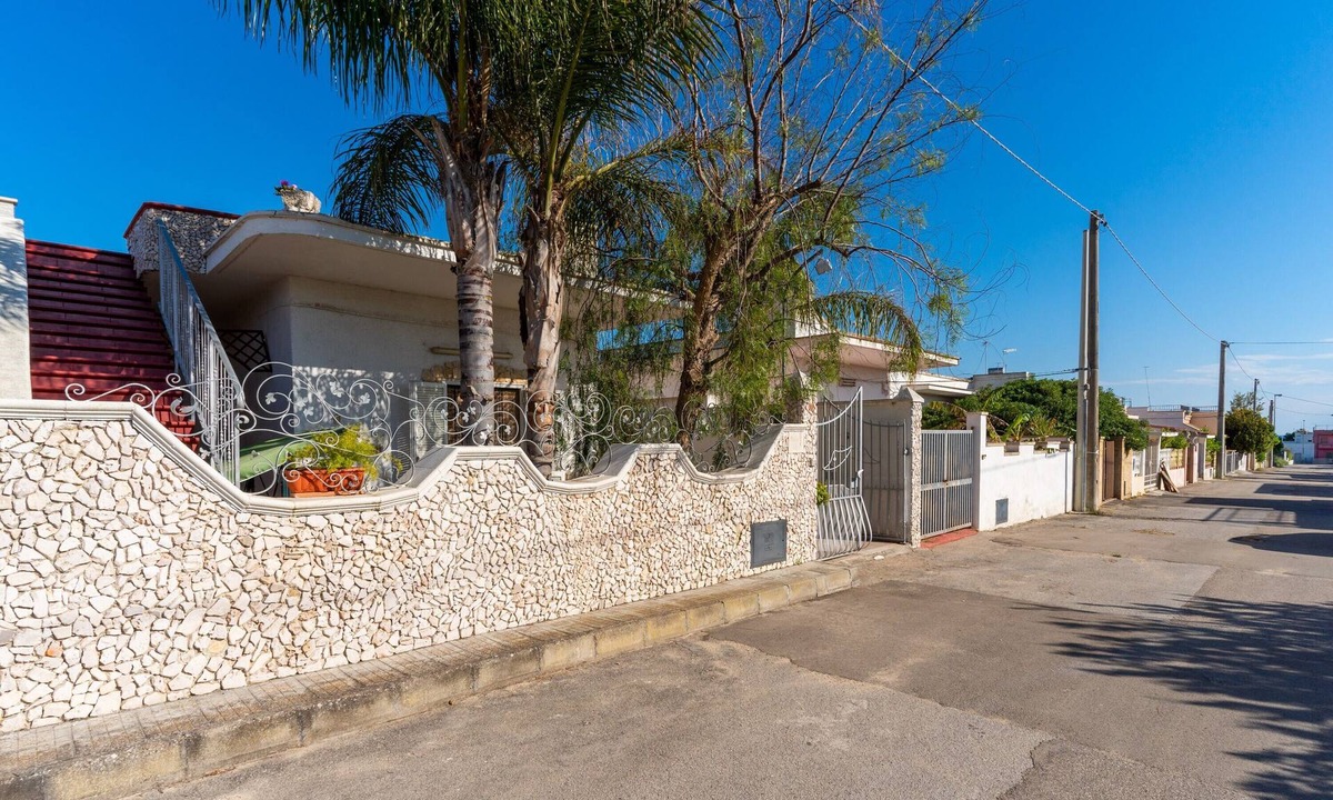 Torre Lapillo Villa | Villa 'Bilocale A Torre Lapillo' with Shared Terrace and Air Conditioning