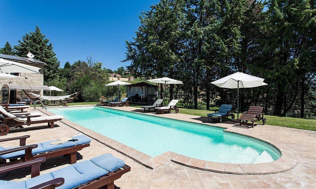 Ramazzano Villa | Villa Campanella: A characteristic and welcoming two-story age-old farm house surrounded by the greenery, with Free WI-FI.