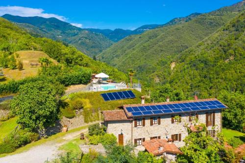 Castiglione di Garfagnana Villa | Villa Casale Le Selve Large Private Pool WiFi