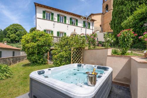 Pescia Villa | VILLA Castel del Monte - Panoramic Tuscan Villa with Jacuzzi