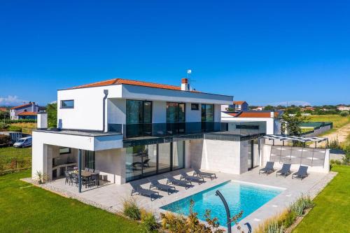 Valbandon Villa | Villa Celi Private Heated Pool & Jacuzzi 4BR Near Fažana & Brijuni