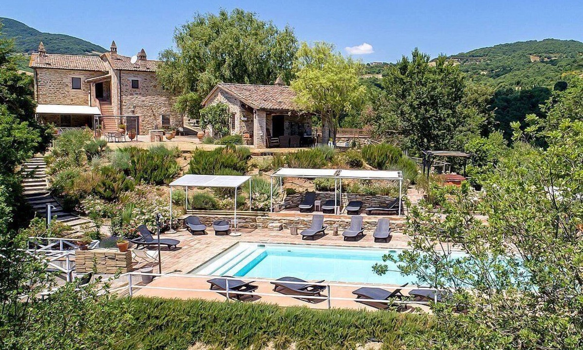 Umbertide House | Villa Cenobio E: A characteristic and welcoming apartment that is part of an ancient country house made of stone, with Free WI-FI.