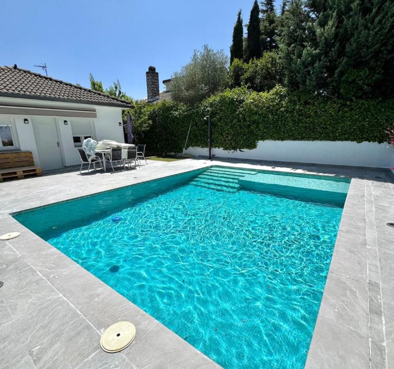 Navahondilla Villa | Villa Completa de Verano con Piscina privada y Barbacoa