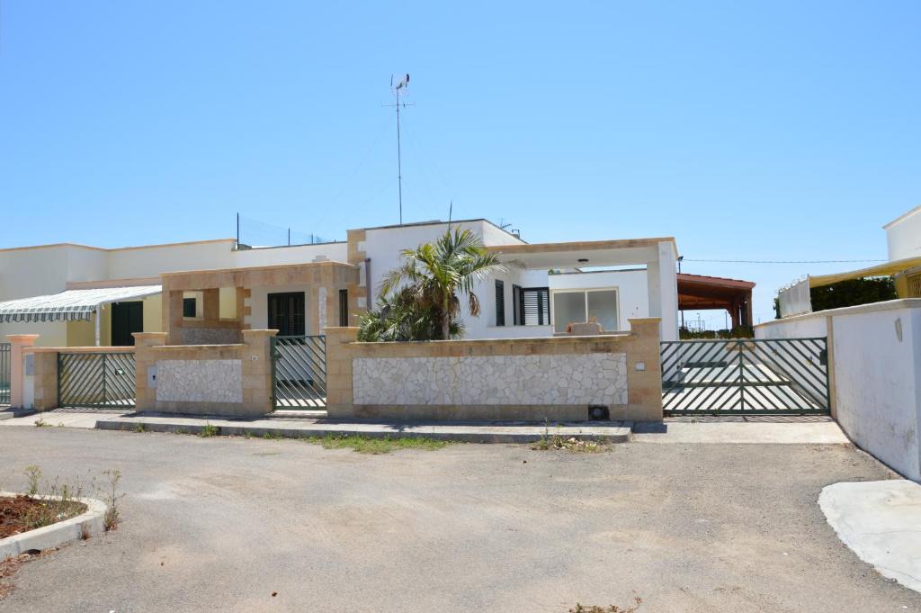 Lido Marini Villa | Villa con doppio appartamento piano terra e semi-interrato