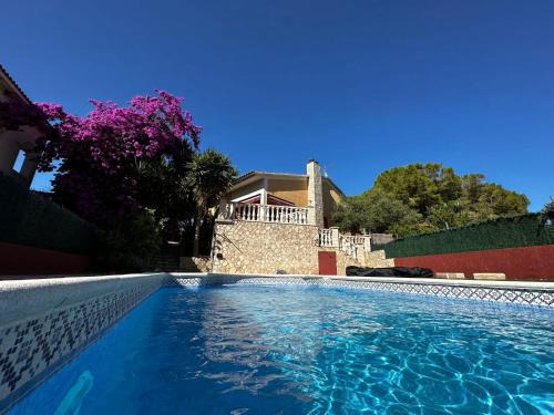 El Vendrell House | Villa con Piscina privada, BBQ y Jardín a 10' de la playa