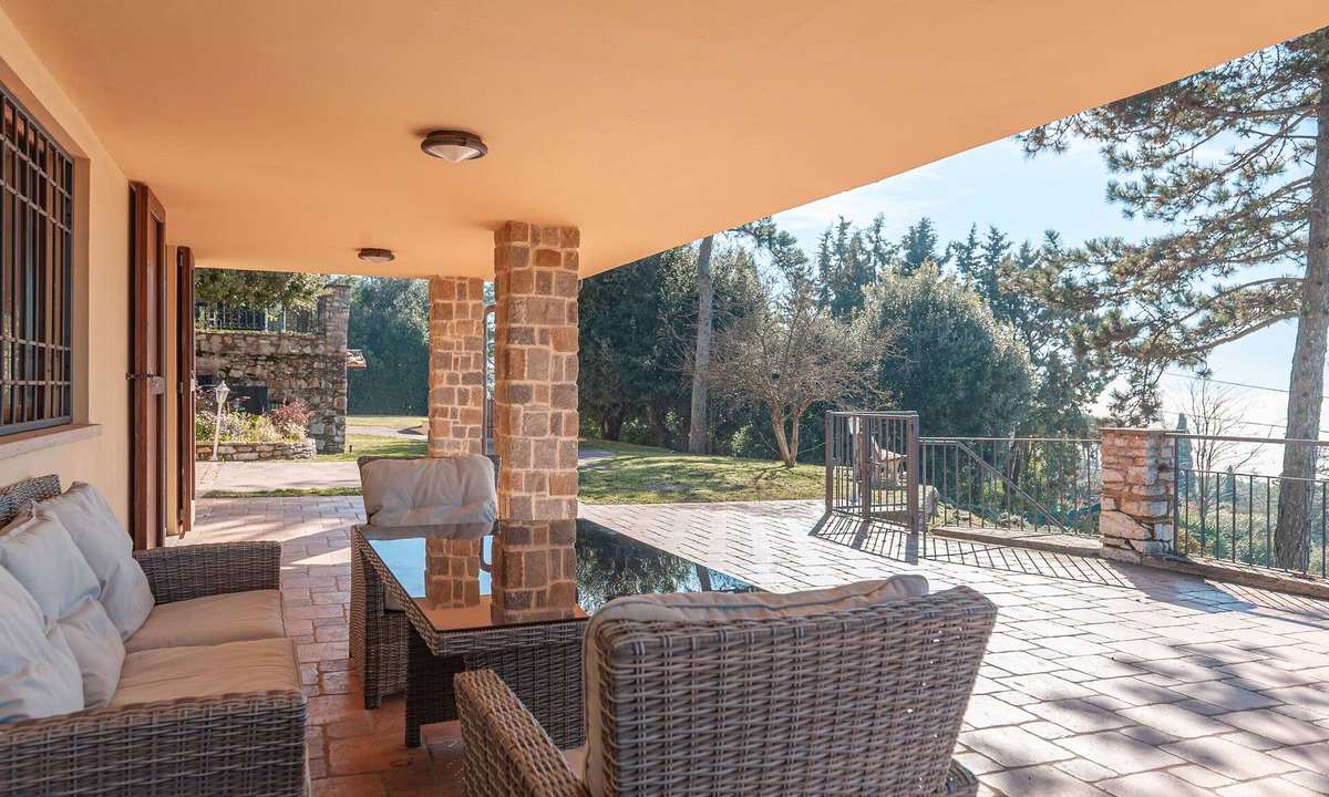 Corciano Villa | Villa 'Con Piscina' with Lake View, Private Garden and Wi-Fi