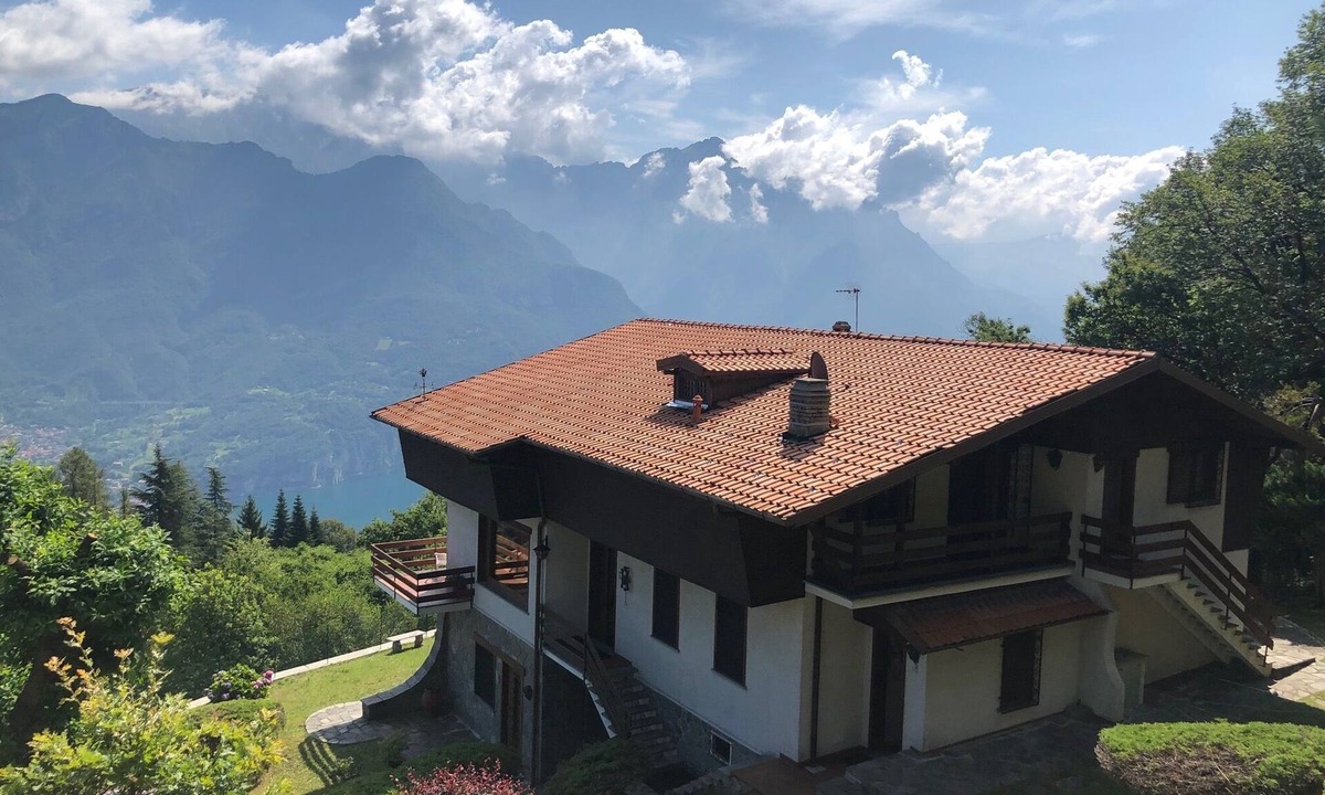 Civenna Bed & Breakfast | Villa D'ALBA with spectacular views of the mountains and Lake Como QUEEN SUITE
