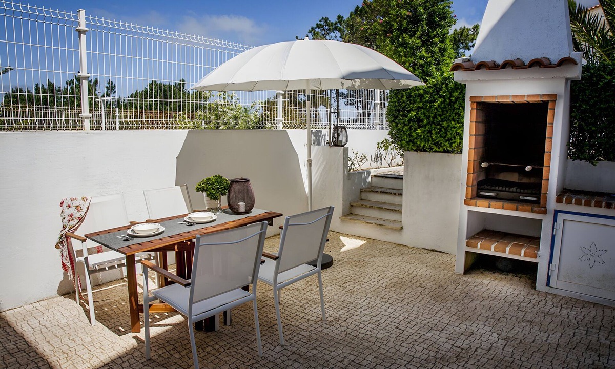 Ericeira Villa | Villa 'Da Lua' with Shared Pool, Wi-Fi and Air Conditioning