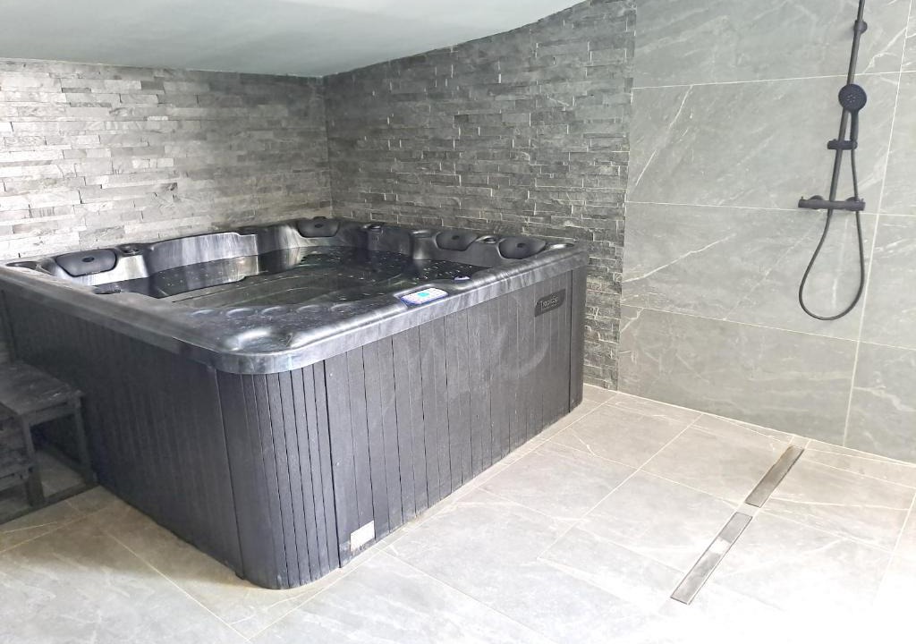 Lespignan Villa | Villa de 3 chambres avec piscine interieure jacuzzi et wifi a Lespignan