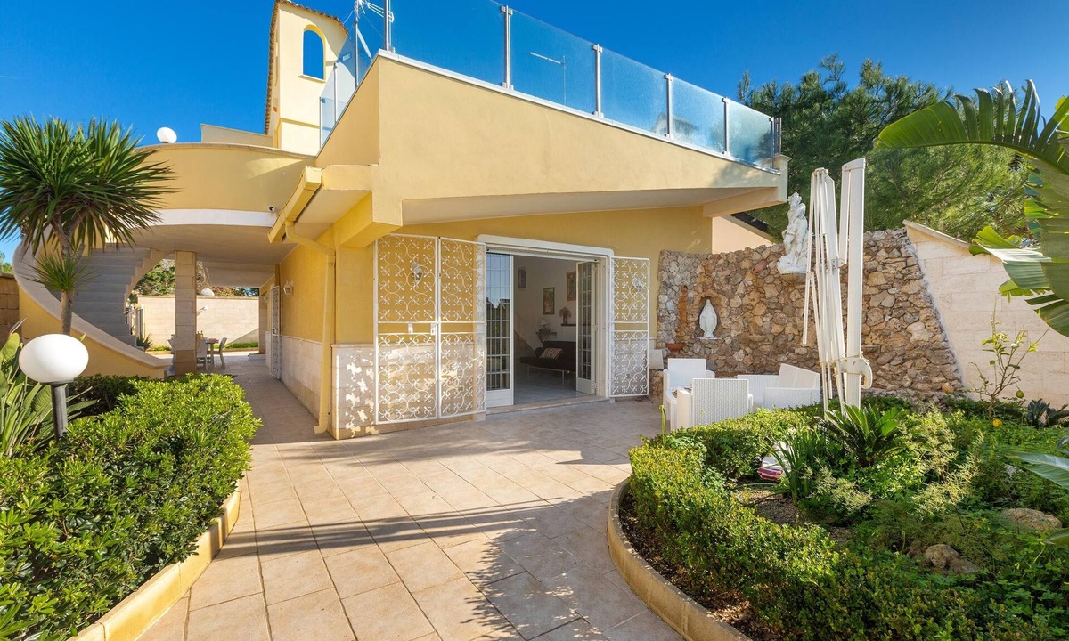 Torre Squillace Villa | Villa degli Eucalipti by BarbarHouse