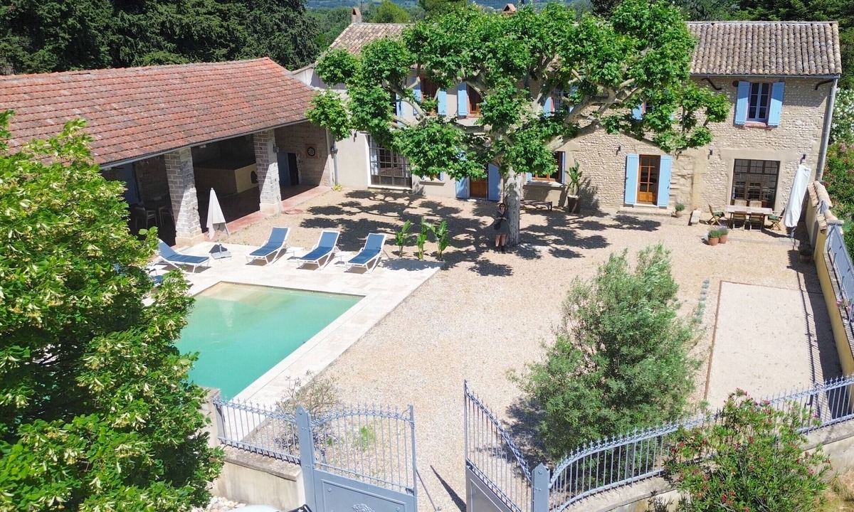 Sablet Villa | Villa des Sables is a magnificent holiday home for 10 people with a private heated swimming pool in the Vaucluse region of Provence.