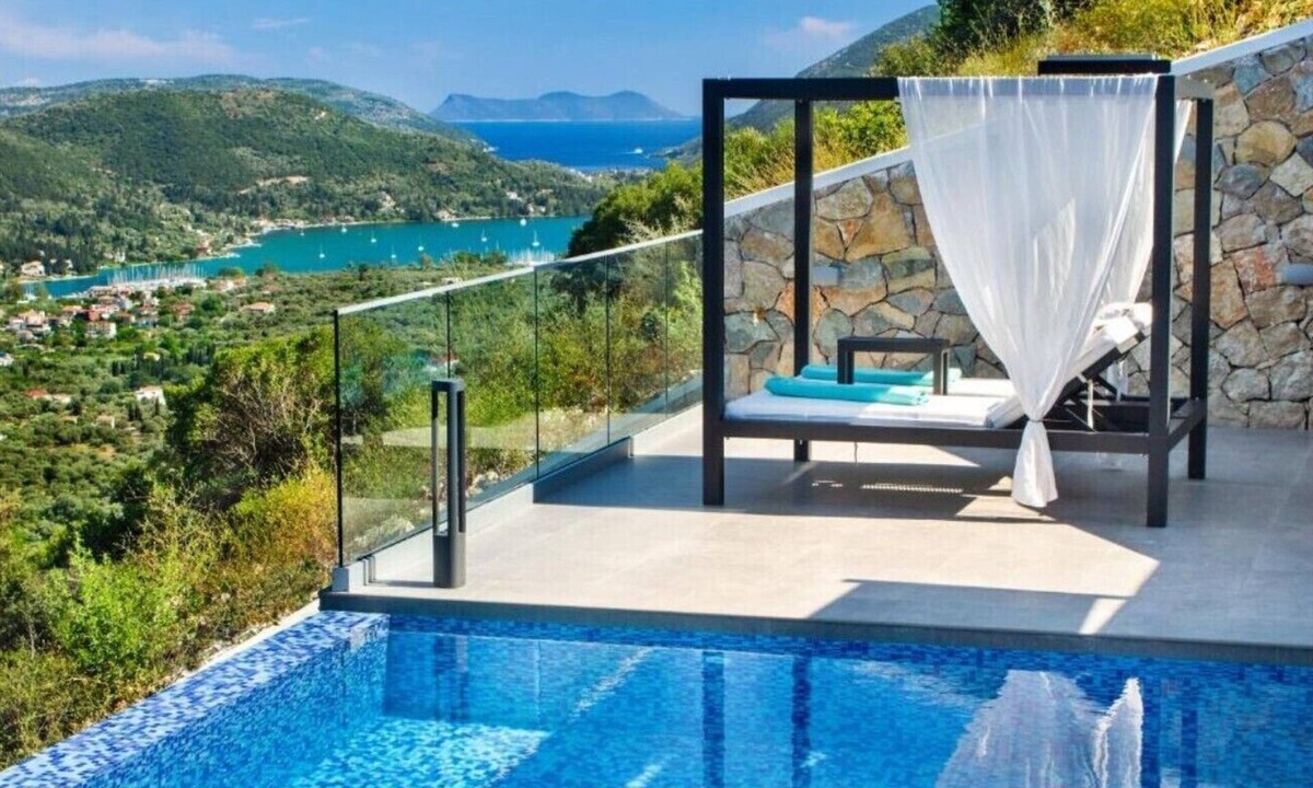 Nidri Villa | Villa "Desun Suites Green" with Private Pool, Sea View and Garden