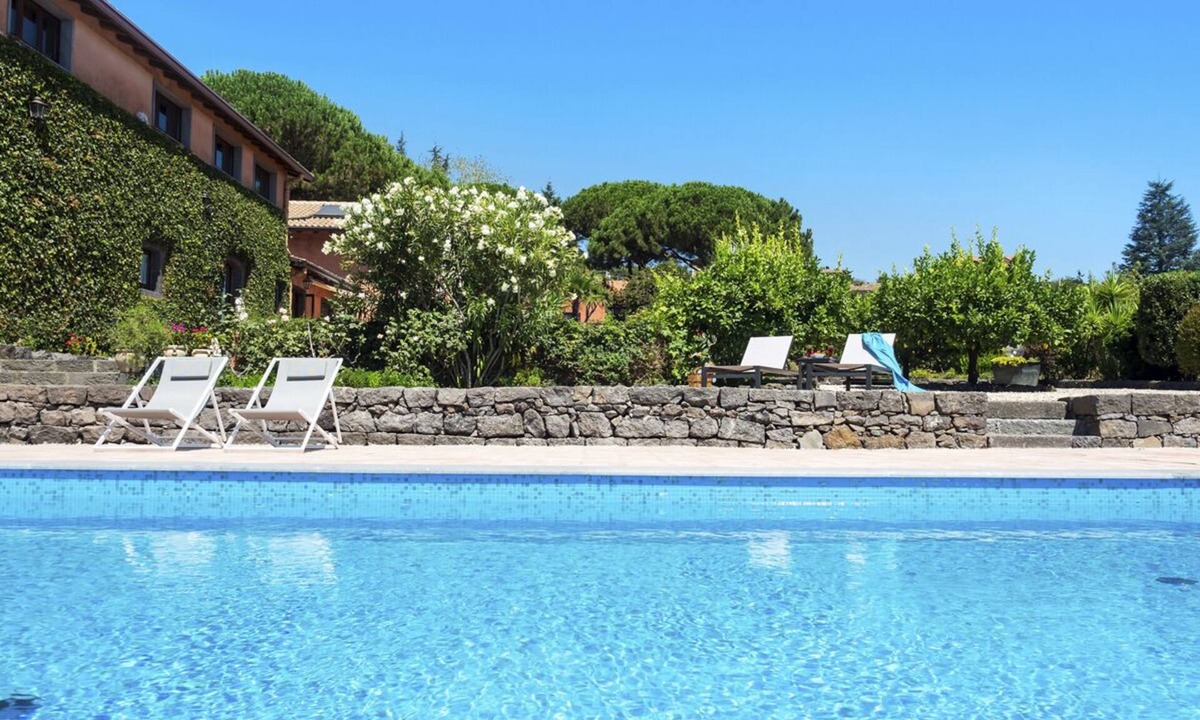 Pedara Villa | Villa Di Maranello - Four Bedroom Villa, Sleeps 8