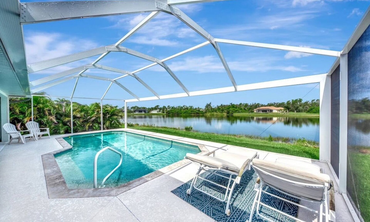Rotonda Lakes Villa | Villa directly at the lake, lots of privacy, pool & deck to relax.