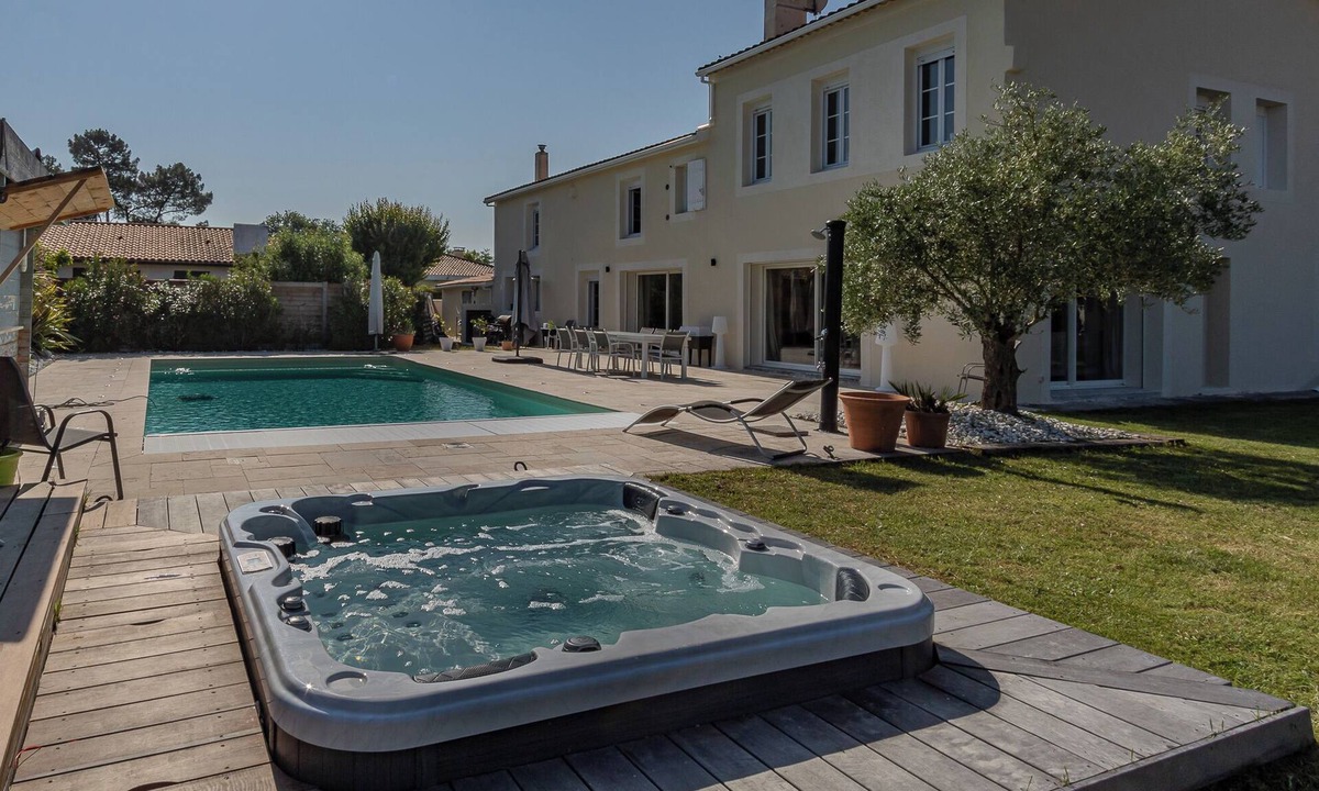 Ludon-Medoc Villa | Villa Eivissa luxury on the route des Châteaux 🍇🏡