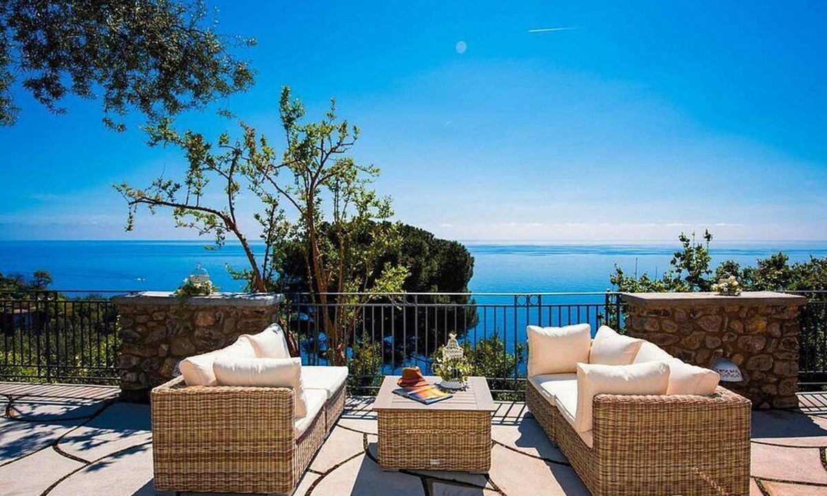 Laurito Villa | Villa Elfe: An elegant and welcoming two-story villa built on the sloping cliff in front of the sea, with Free WI-FI.