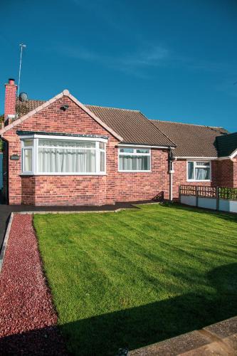 Northampton Villa | Villa Emma - Modern Bungalow with EV Point, Free Parking & Workspace