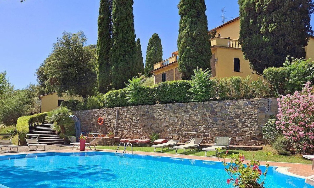 Il Poggio Villa | Villa Farnetta: A spacious and welcoming three-story villa located in the heart of the Val d'Orcia, with Free WI-FI.