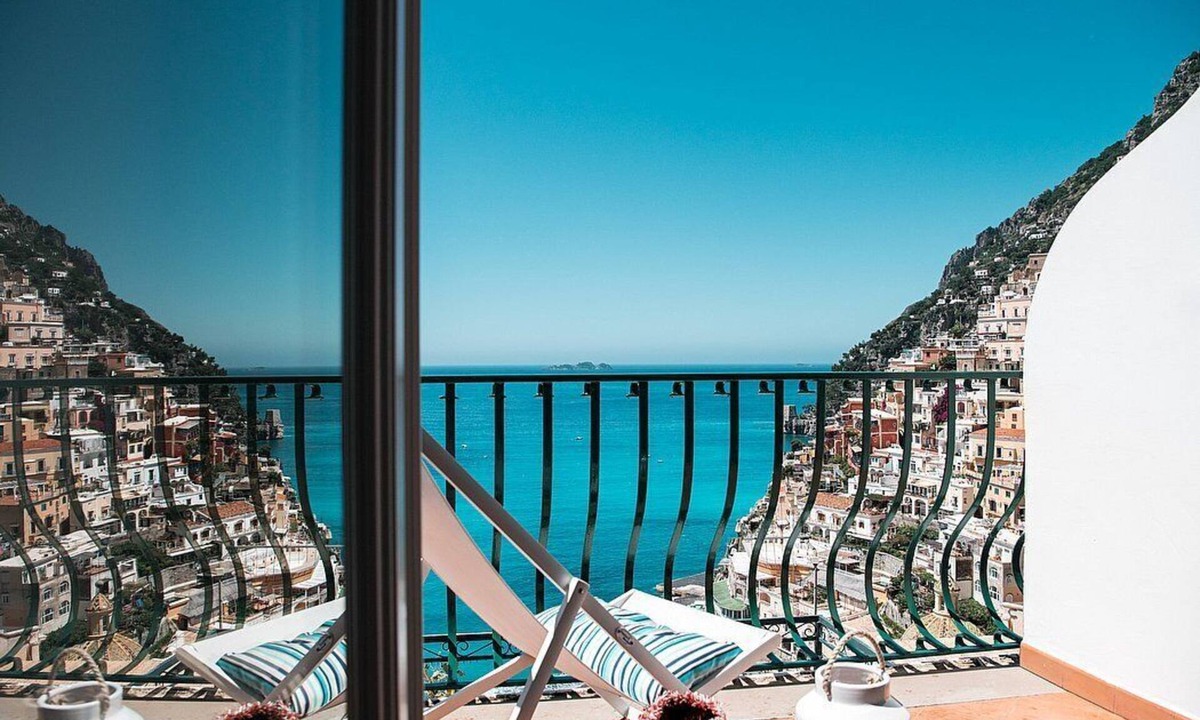 Positano City Centre House | Villa Faustina D: A splendid and luminous apartment overlooking the sea and the main beach of Positano.