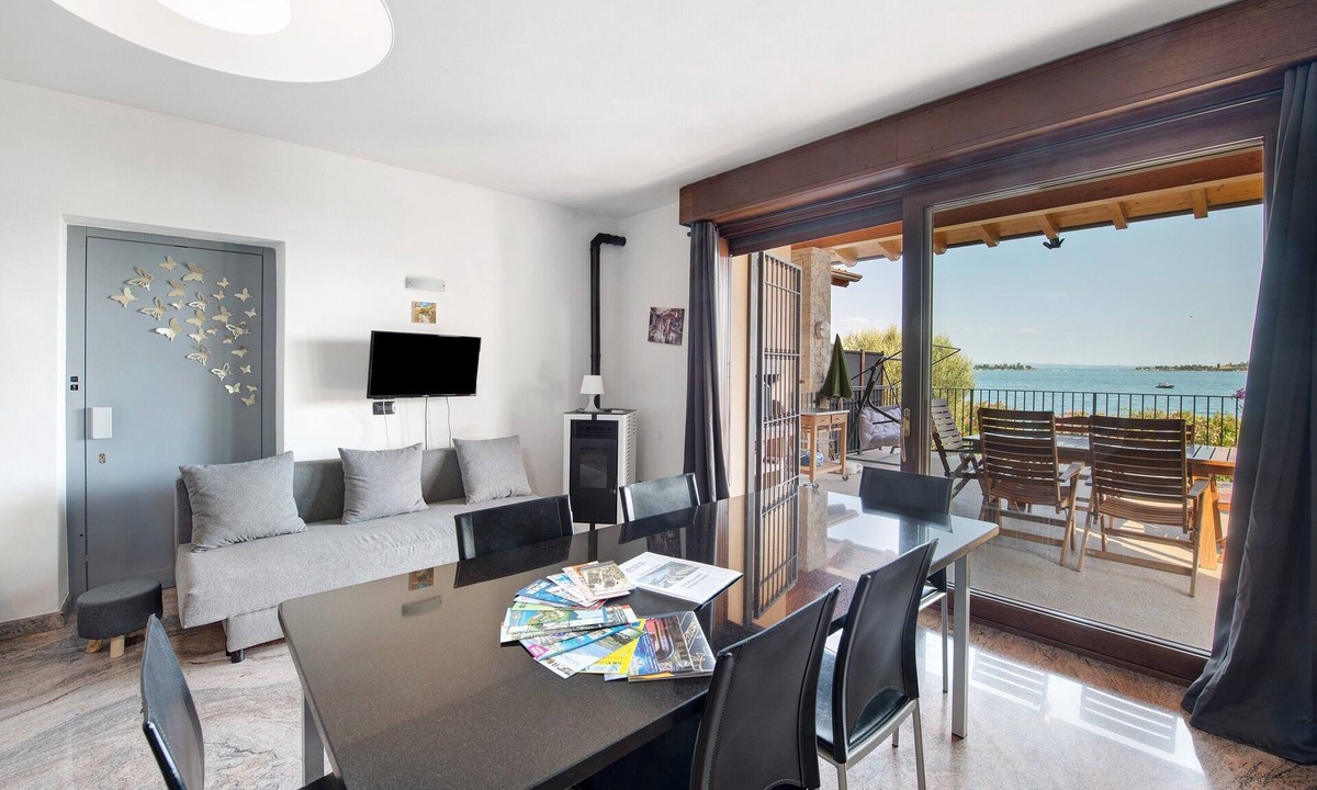 San Felice del Benaco Apartment | Villa Felice Apartment with Lake View, Private Terrace and Garden