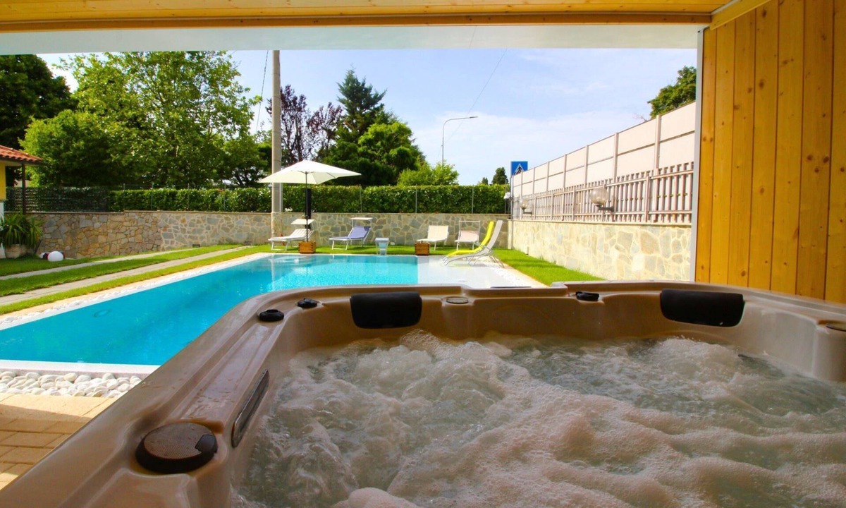Pieve al Bagnoro Villa | Villa for 5 persons with beautiful infinity pool and outdoor Jacuzzi, strategic location for visitin
