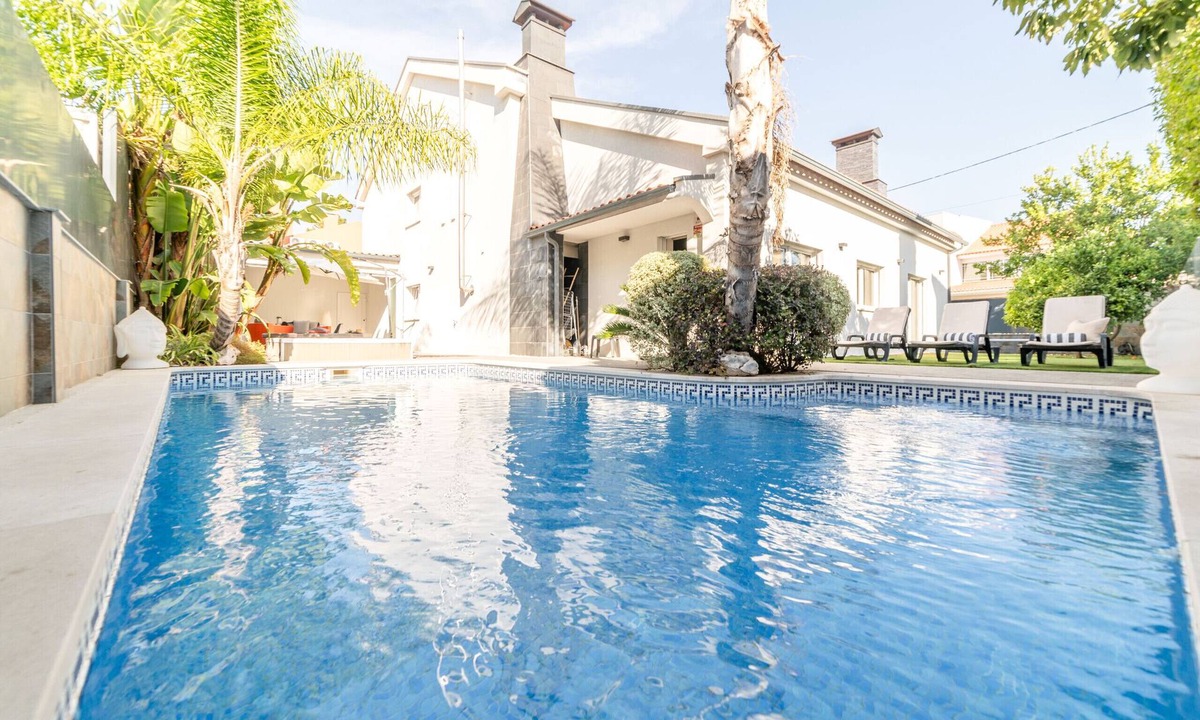 Belverde Villa | Villa Geranios - Pet-friendly holiday home for 12, with pool and jacuzzi