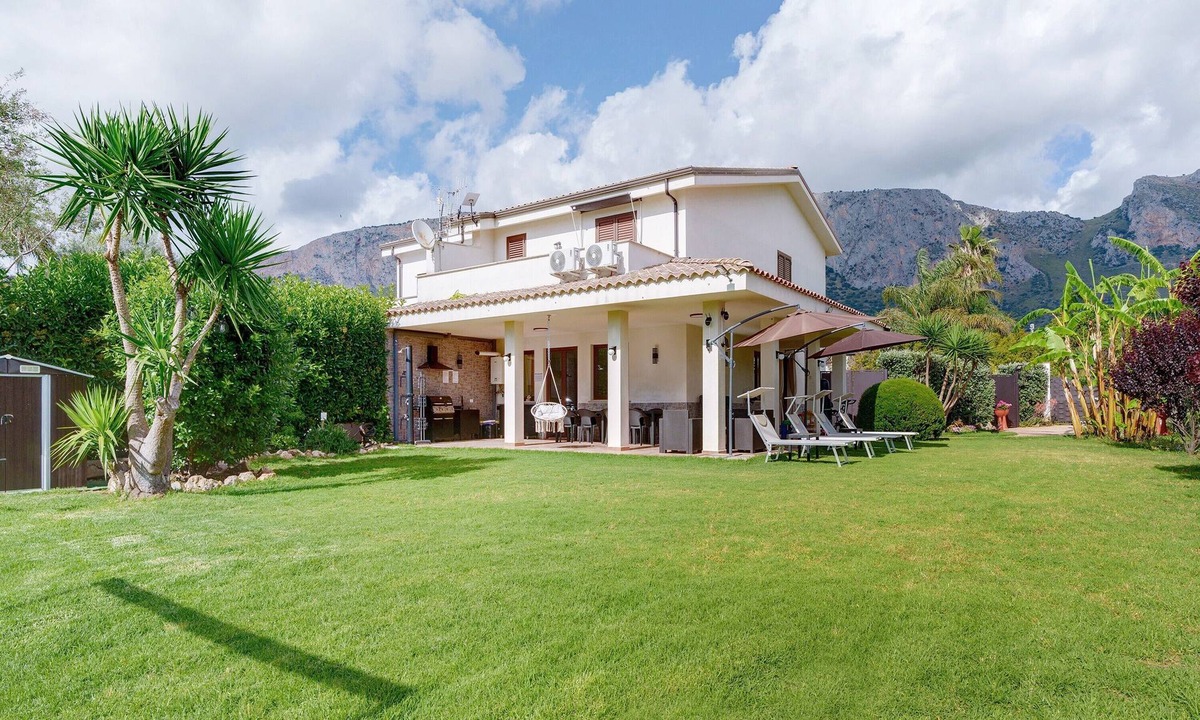 Citta del Mare Villa | Villa Hope just steps from the sea