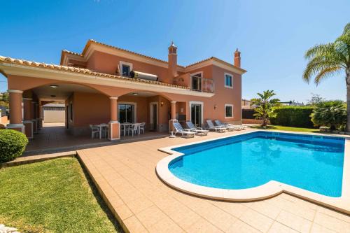 Patroves Villa | Villa Hunês