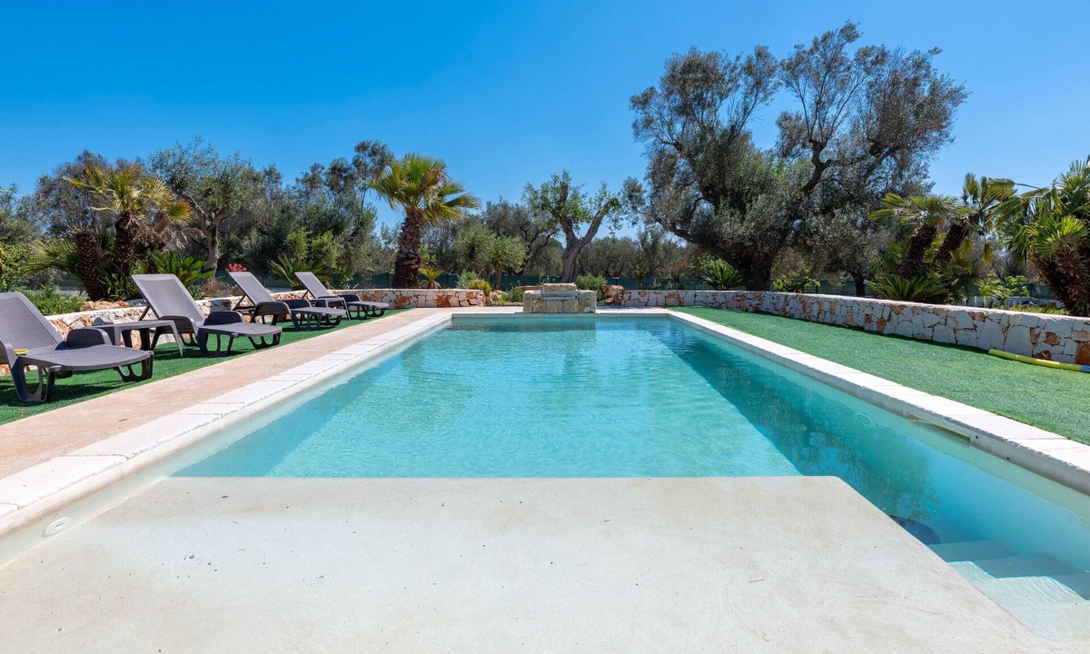 San Vito dei Normanni Villa | Villa "Il Canto Della Cicala" with Private Terrace, Garden, Pool & A/C
