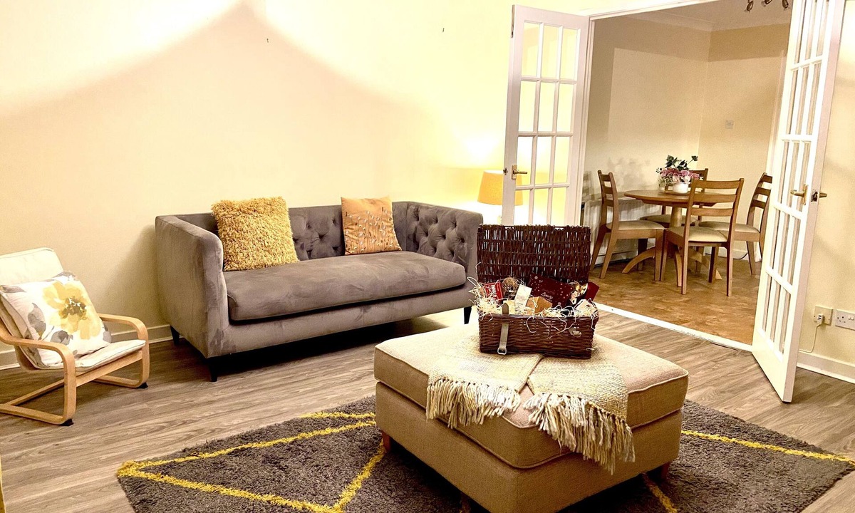 Clydebank Villa | Villa in the Village. nDelightful 2 bedroom property in Old Kilpatrick