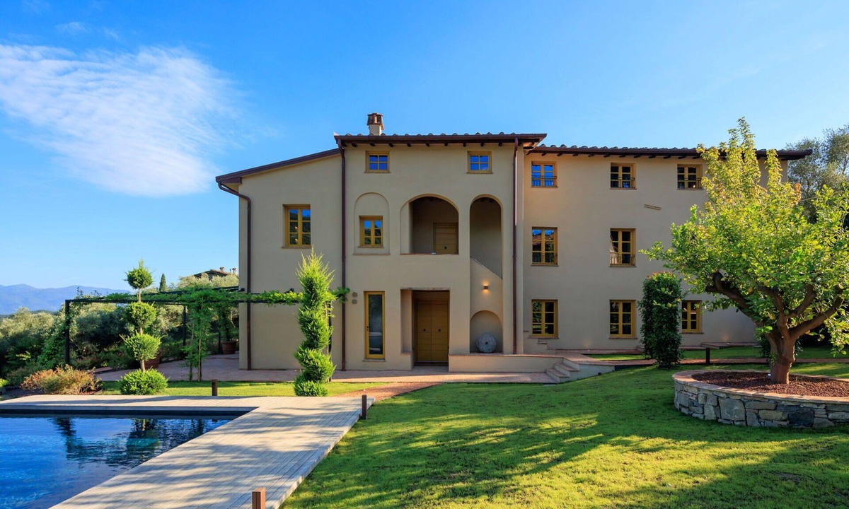 Lucca Villa | Villa /Independent home in Lucca with 4 bedrooms sleeps 10