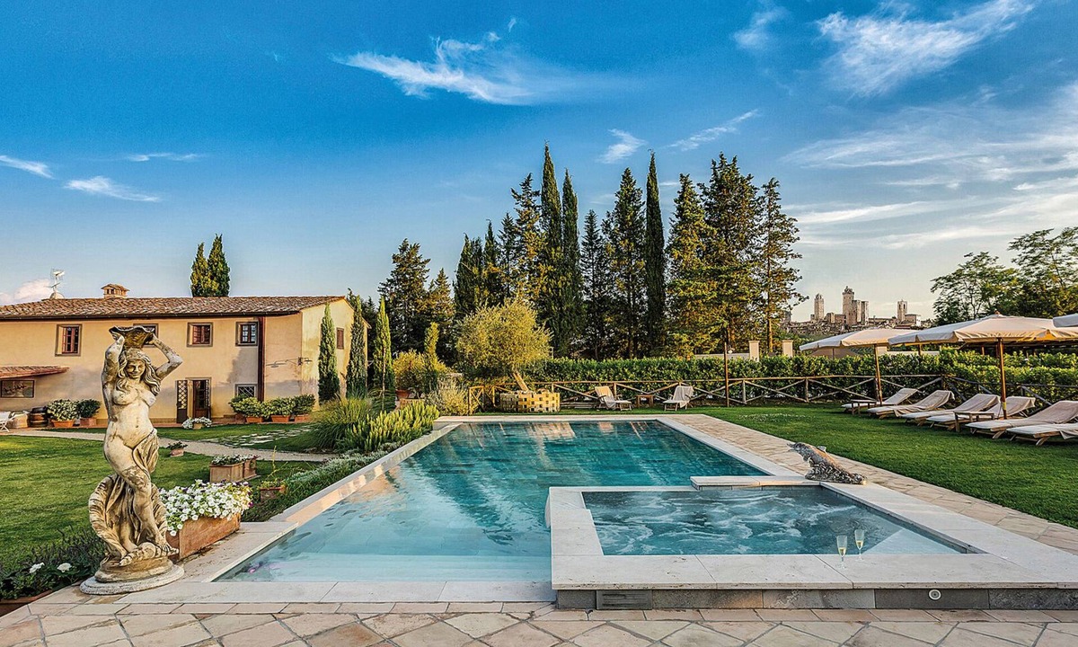 San Gimignano Villa | VILLA IRIS LUXURY SAN GIMIGNANO, 6 EN-SUITE BEDROOMS, SWIMMING POOL, SPA, SAUNA.