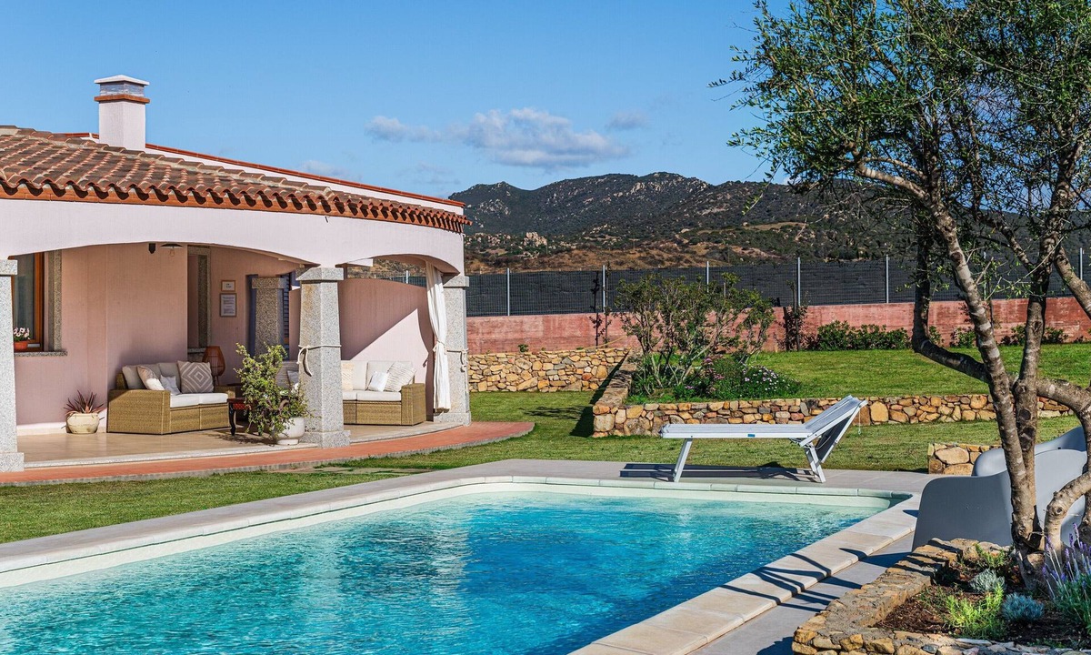 Costa Rei Villa | Villa 'Iris' with Private Pool, Wi-Fi and Air Conditioning