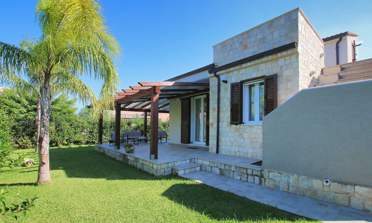 Piana Calzata Villa | Villa Tulipano - 2 Bathrooms Garden Wi-Fi Air Conditioing, Terrace, near the Sea