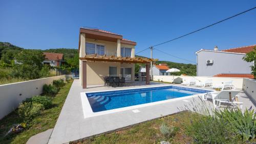 Primorski Dolac Villa | Villa Ivan by Villas Guide