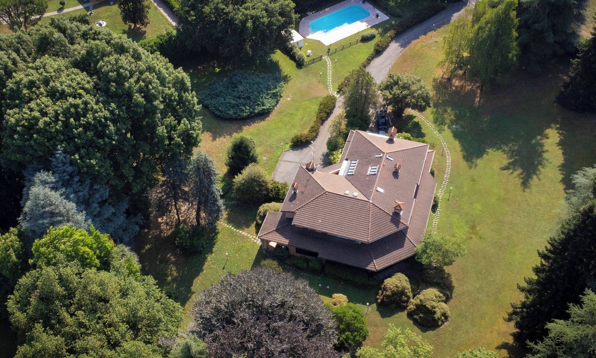 Dormelletto Villa | Villa La Fortezza - Six Bedroom Villa, Sleeps 12