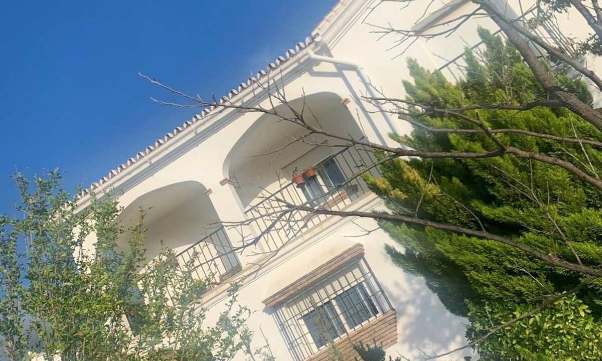 Alcaucin Cottage | Villa La Malcontenta, large private house with green spaces and swimming pool.