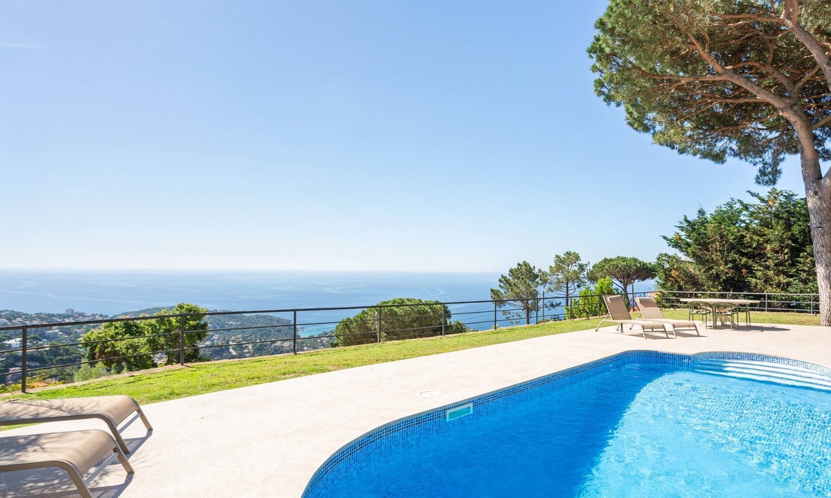 Lloret de Mar House | Villa 'La Venta' Spacious House with Sea Views, Private Heated Pool & Air Conditioning