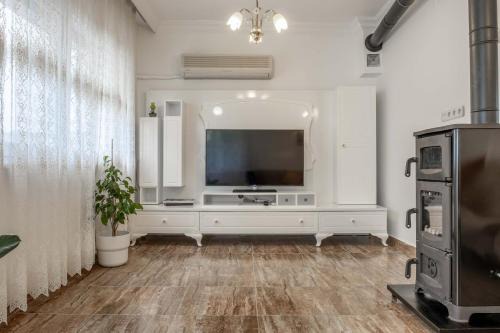Bogazkent Villa | Villa Lale - 4 bed with top kitchen and garden!