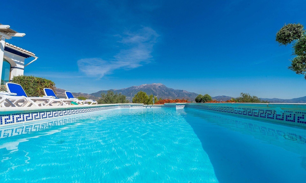 Vinuela Villa | Villa Las Alondras with Lake and Mountain View, Pool, Garden & Wi-Fi