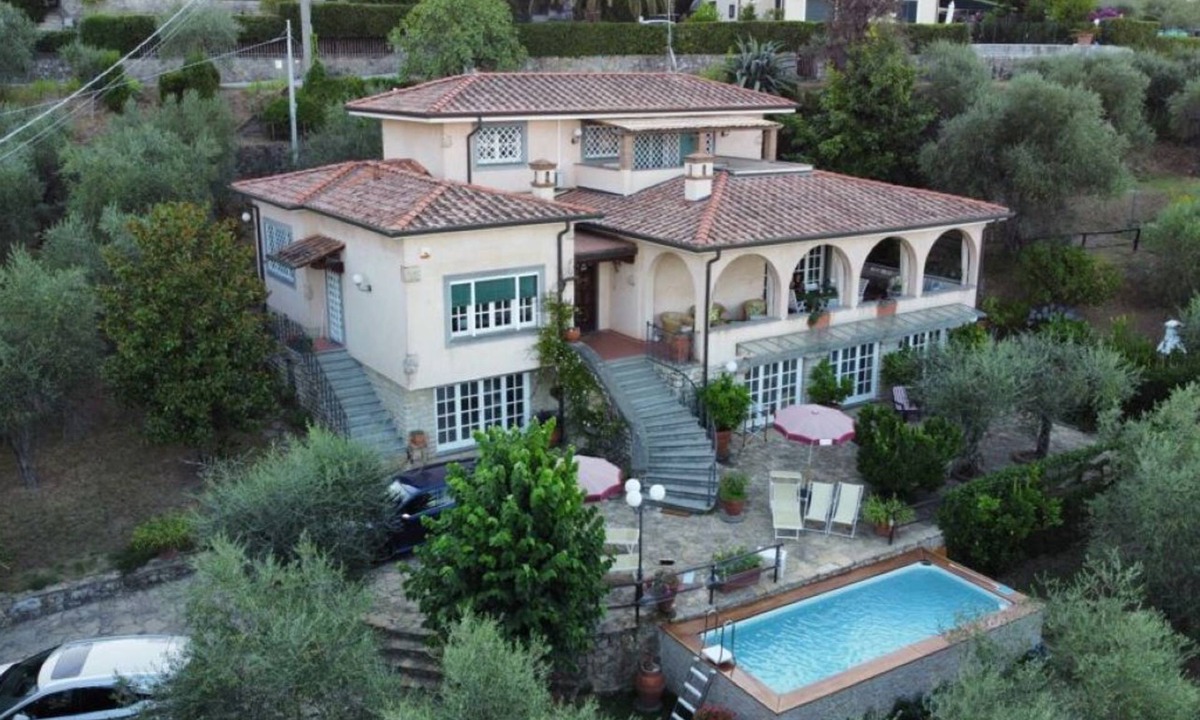 Corsanico-Bargecchia Villa | Villa Le Selvarelle by Nicola Real Estate